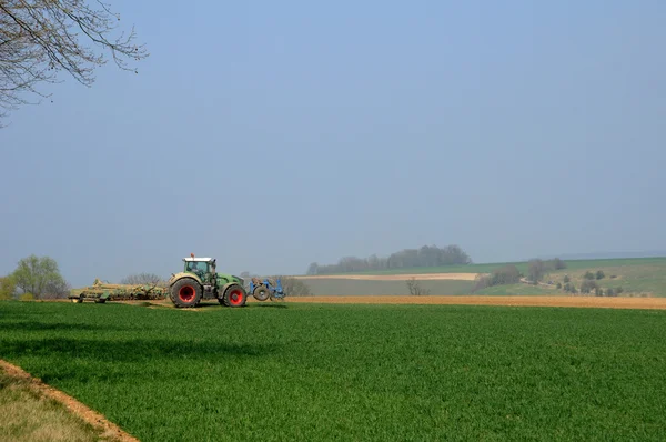 Trator nos campos de Maudetour en Vexin — Fotografia de Stock