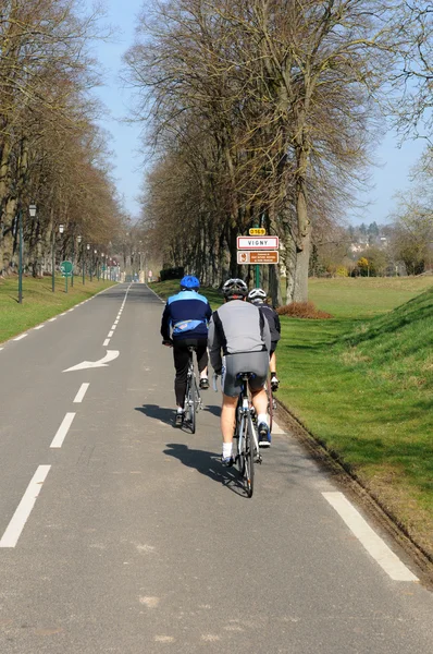 Rowerzystów na drodze w val d oise — Zdjęcie stockowe