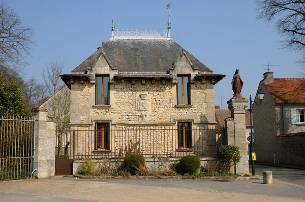 Een huis aan de ingang van vigny kasteel — Stockfoto