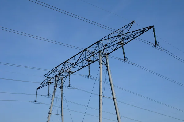 Eine Stromleitung im Val d Oise — Stockfoto