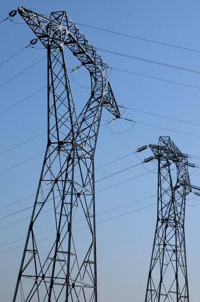 Eine Stromleitung im Val d Oise — Stockfoto