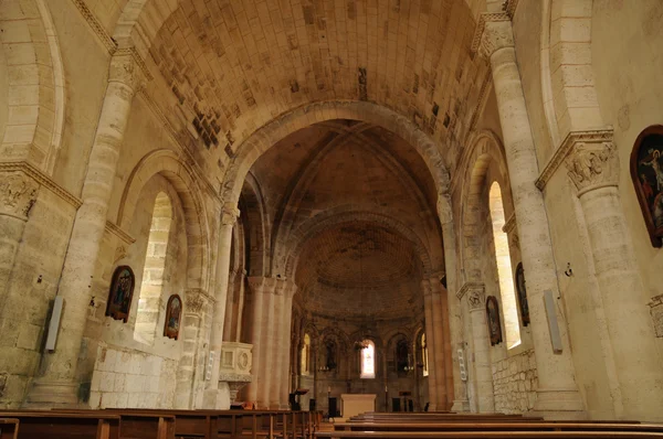 Montagne gironde içinde tarihi kilise — Stok fotoğraf