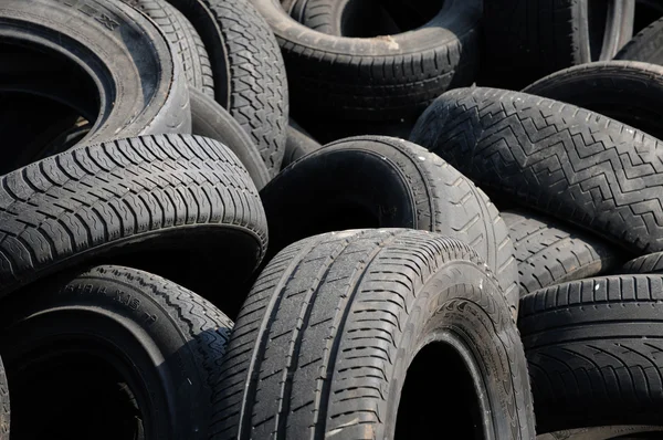 Un tas de pneus usés dans Arthies — Photo