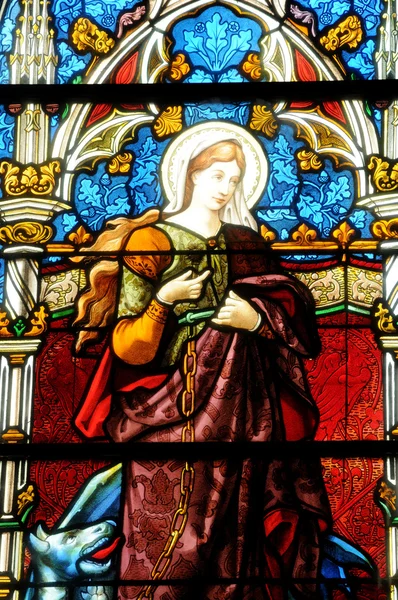 Lasimaalaus ikkuna Vigny kirkon — kuvapankkivalokuva