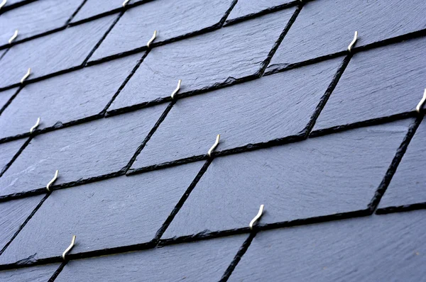 Nahaufnahme von Schieferplatten auf einem Dach — Stockfoto