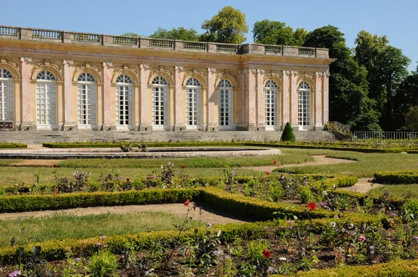 Le Grand Trianon Versaillesin puistossa — kuvapankkivalokuva