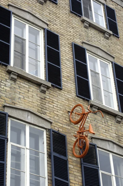 Bicycle on a building — Stock Photo, Image