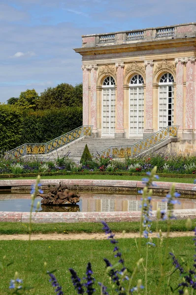 Le Belvedere no parque do Palácio de Versalhes — Fotografia de Stock
