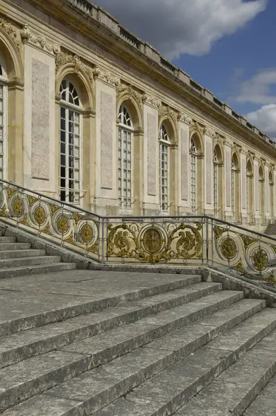 Le Grand Trianon no parque do Palácio de Versalhes — Fotografia de Stock