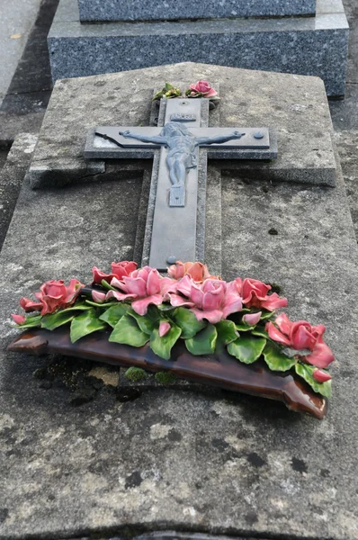 Крест на могиле — стоковое фото