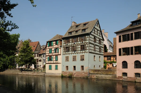 Старый дом в районе La Petite Франция в Страсбурге — стоковое фото