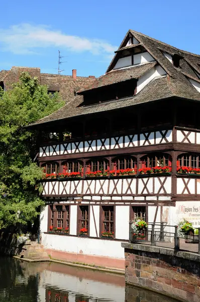 Starý dům v okrese La Petite Francie ve Štrasburku — Stock fotografie