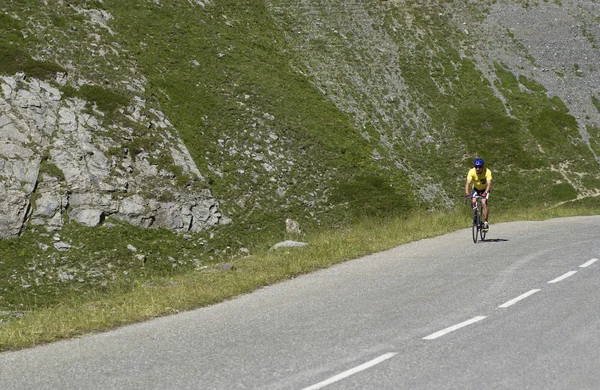 Ciclisti su una strada di montagna — Foto Stock