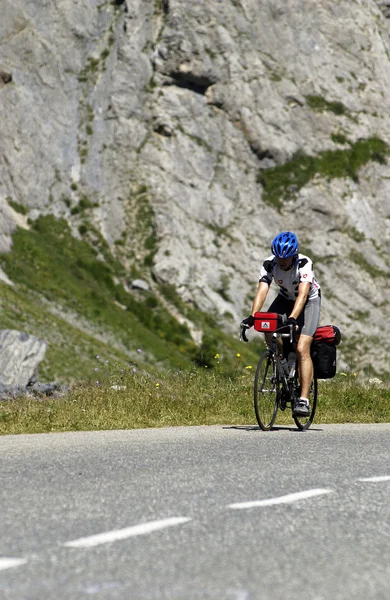 Radfahrer auf einer Bergstraße — Stockfoto
