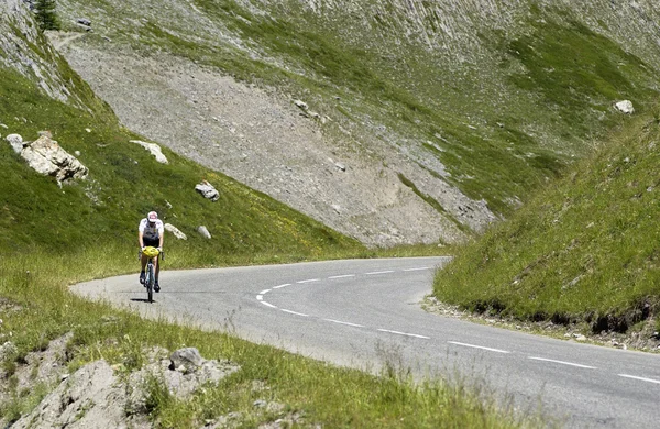 Radfahrer auf einer Bergstraße — Stockfoto