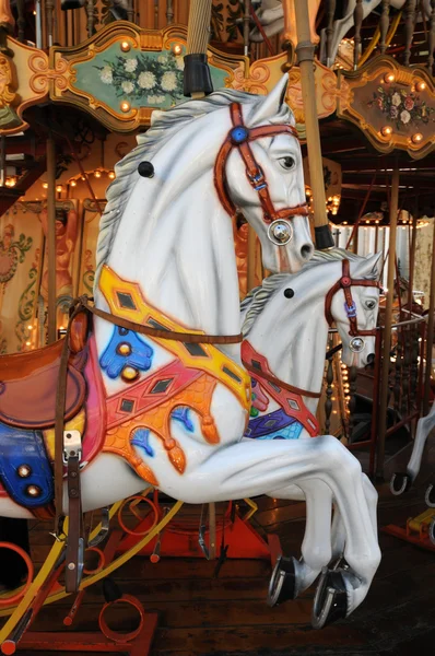 Trähästar på en gammal karusell — Stockfoto