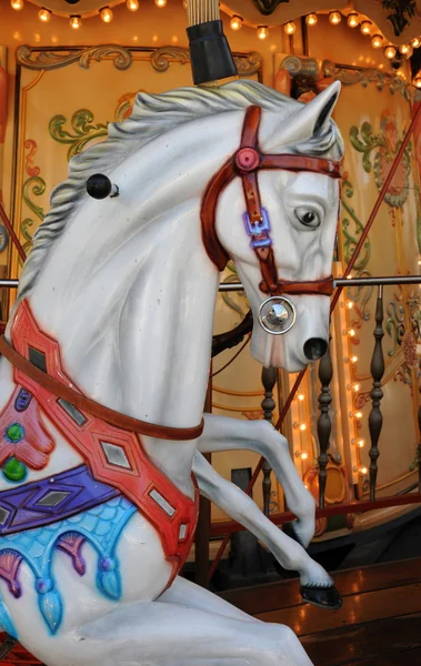 Houten paarden op een oude carrousel — Stockfoto