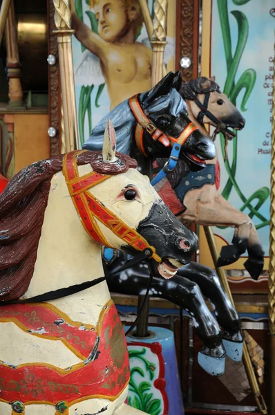 Dřevěné koně na starý kolotoč — Stock fotografie
