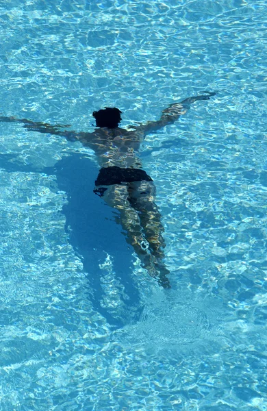 Homem em uma piscina — Fotografia de Stock