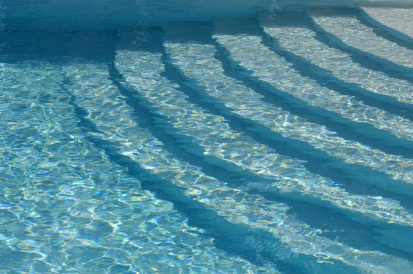 Лестница в бассейне — стоковое фото