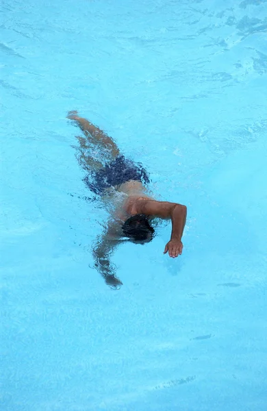 Мужчина в бассейне — стоковое фото