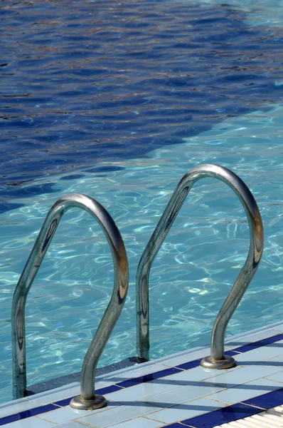 Close up of a ladder in a swimming pool — Stock Photo, Image