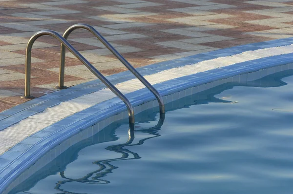 Крупним планом драбина в басейні — стокове фото