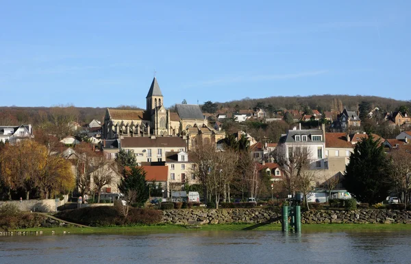 法国，王安石 sur 塞纳河在冬天的小镇 — 图库照片