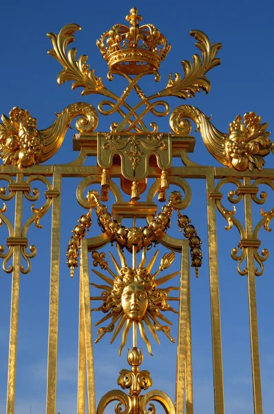 Francia, puerta de oro del palacio de Versalles — Foto de Stock