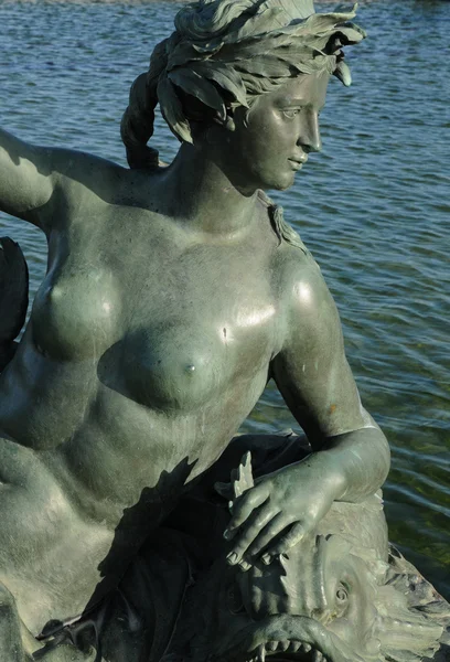 Spiżowa statua w pałacu park wersalski — Zdjęcie stockowe