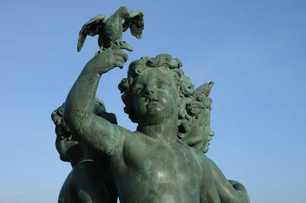 Spiżowa statua w pałacu park wersalski — Zdjęcie stockowe