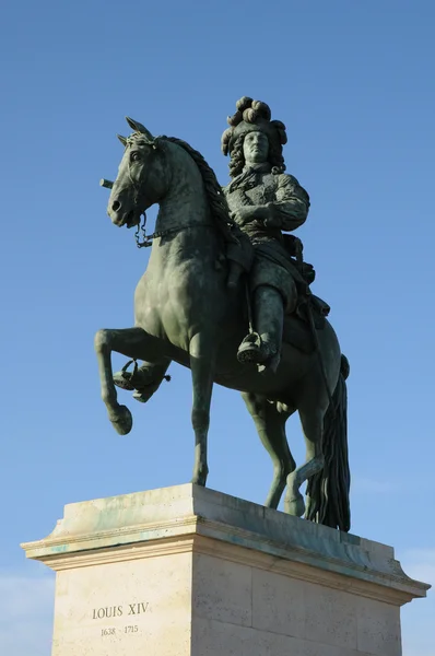 Versalhes, estátua de bronze de Luís 14 — Fotografia de Stock