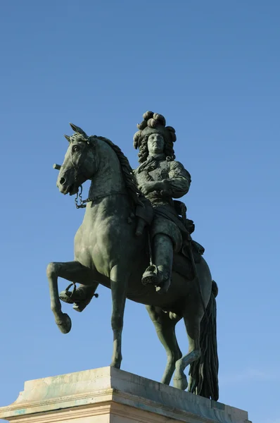 Βερσαλλίες, χάλκινο άγαλμα του Λουδοβίκου 14 — Φωτογραφία Αρχείου