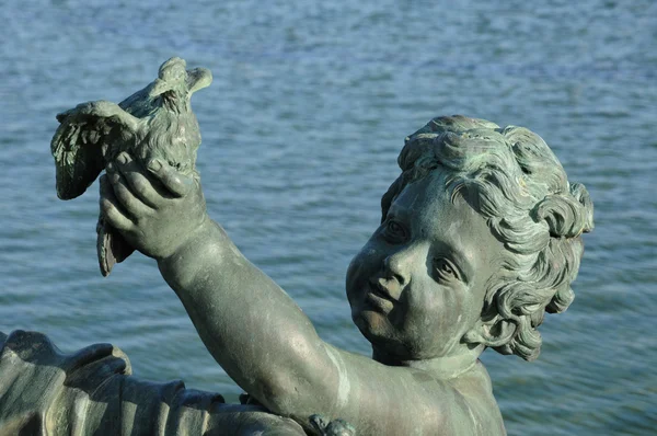 Бронзова статуя в парку Версальський палац — стокове фото