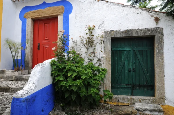 Portugal, una puerta roja en el pueblo de Obidos — Foto de Stock