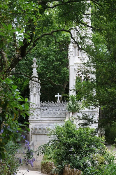 Portugalsko, regaleira palácové zahrady v Sintře — Stock fotografie