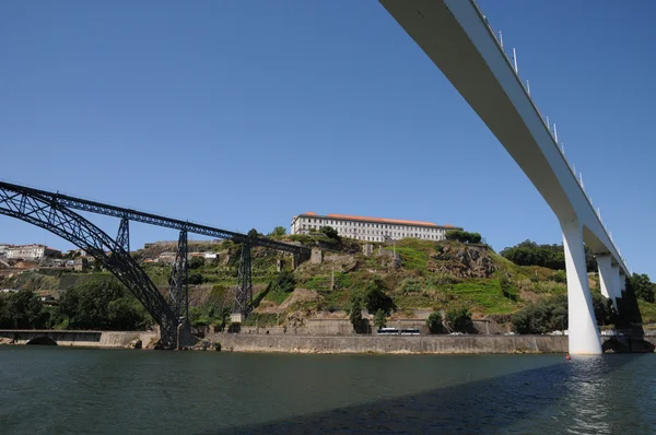 Historische brücke der stadt porto in portugal — Stockfoto