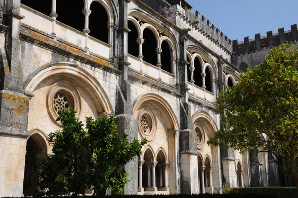 O claustro do mosteiro de Alcobaca em Portugal — Fotografia de Stock