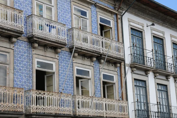Dům ve městě guimaraes v Portugalsku — Stock fotografie