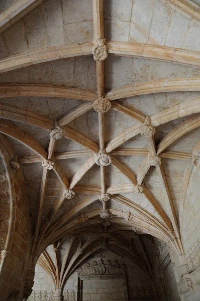 Portugal, claustro del monasterio de Jerónimos en Lisboa — Foto de Stock