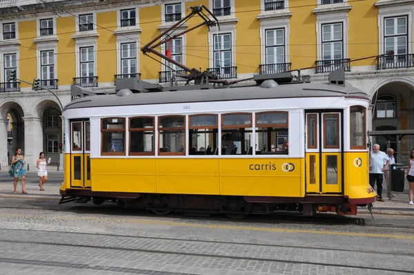Portugalia, stary tramwaj turystyczny w Lizbonie — Zdjęcie stockowe
