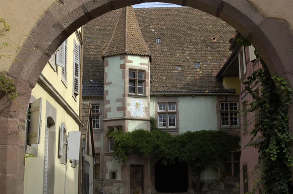 Francia, el pequeño pueblo de Riquewihr en Alsacia —  Fotos de Stock