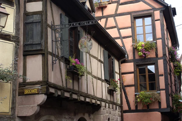 França, a pequena aldeia de Riquewihr na Alsácia — Fotografia de Stock