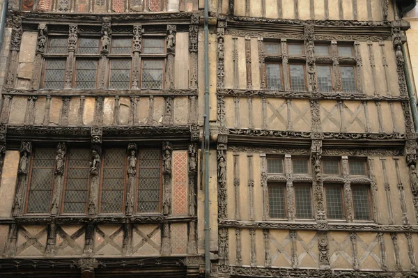 Normandië, oude huis saint pierre straat in caen — Stockfoto