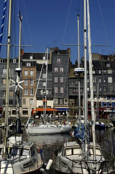 Fransa, Normandiya 'da Honfleur' un Vieux Bassin 'i — Stok fotoğraf
