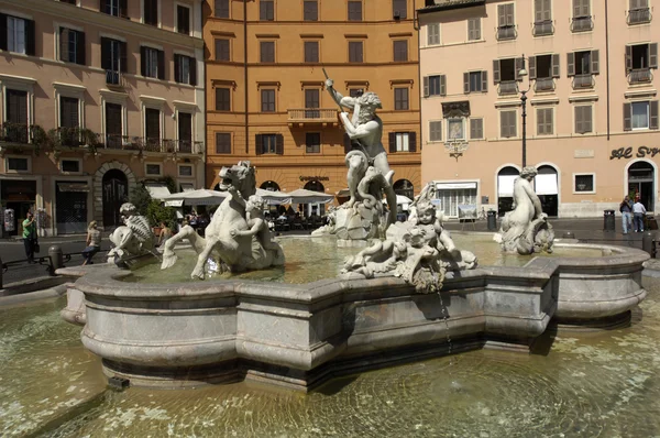 Итальянская архитектура, фонтан на площади Пьяцца Навона в Риме — стоковое фото