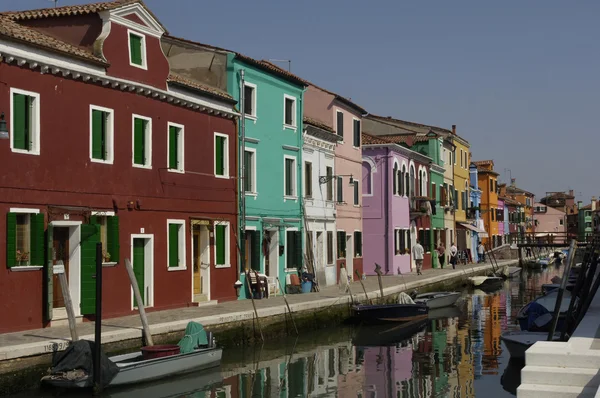 De grachten in burano een eiland in de buurt van Venetië Italië — Stockfoto