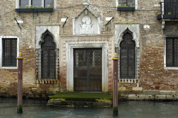 Itálie, starý palác nedaleko canal Grande — Stock fotografie