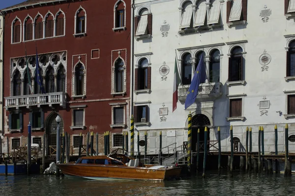 Architecture italienne, façade du vieux palais à Venise — Photo