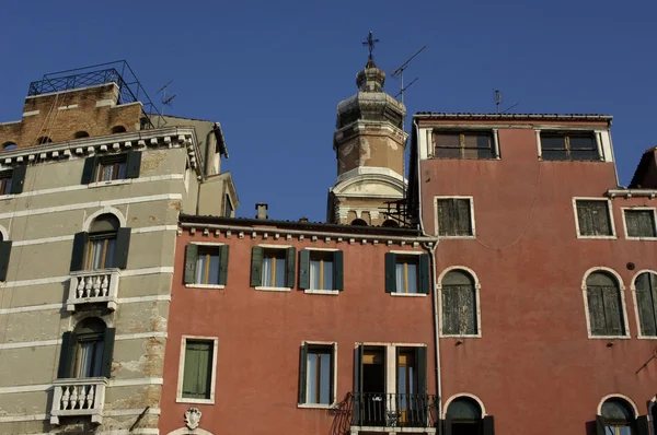 Włoska architektura, stare fasady pałacu w Wenecji — Zdjęcie stockowe